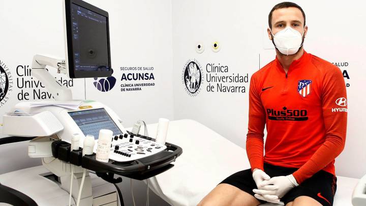 GRAF4177. MADRID, 11/05/2020.- El centrocampista del Atlético de Madrid Saúl Ñíguez pasa reconocimiento médico en la Clínica Universidad de Navarra, este miércoles en Madrid. La primera plantilla del Atlético de Madrid realizará durante los próximos días reconocimientos médicos en la Clínica Universidad de Navarra. Después de siete semanas de entrenamientos en sus domicilios, los servicios médicos han establecido un protocolo para someter a los jugadores a diferentes pruebas y análisis para determinar su estado de salud. Los reconocimientos consisten en consulta de medicina interna, pruebas complementarias (analítica de sangre, estudios cardiológicos y pruebas respiratorias), así como las pruebas habituales antes del inicio de una temporada. EFE/Alberto Sáenz Molina/Atlético de Madrid FOTOGRAFÍA CEDIDA/ SOLO USO EDITORIAL/ NO VENTAS