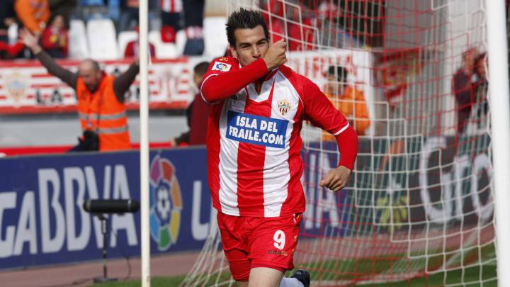Negredo celebra un gol con el Almería.