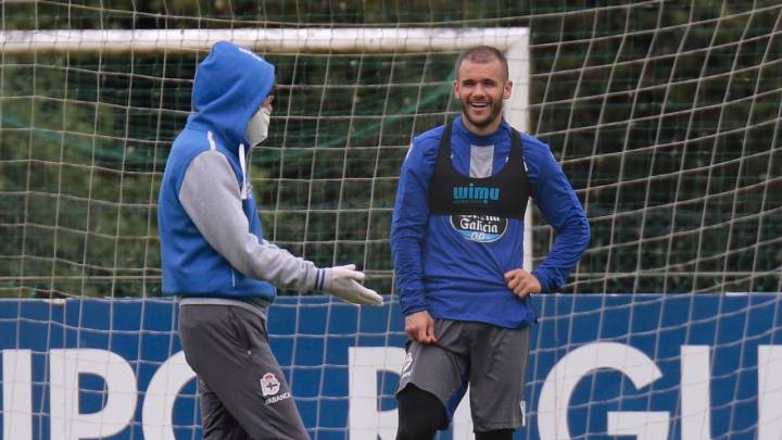 Ager Aketxe y Fernando Vázquez en un entrenamiento del Deportivo