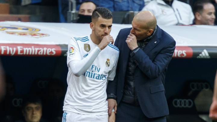 Ceballos charla con Zidane en un partido del Real Madrid.