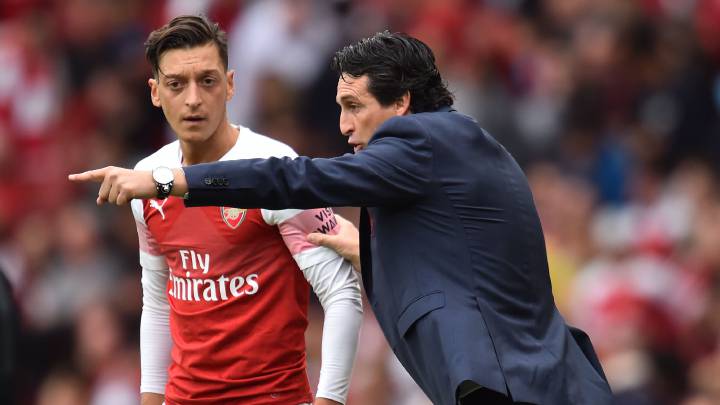 Unai Emery y Mesut Özil, durante un partido con el Arsenal.