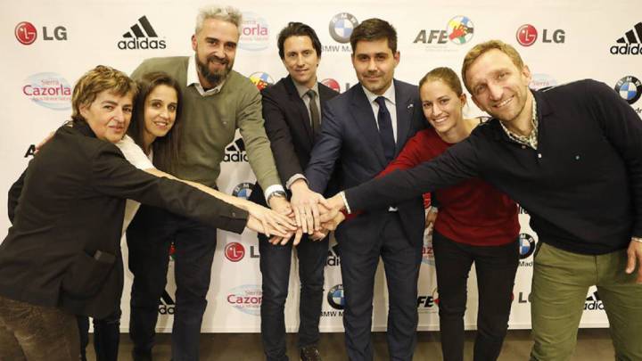 Miembros de AFE, Futbolistas ON y Asociación de Clubes posan tras la firma del convenio colectivo.