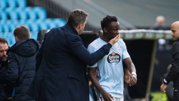 Óscar llama la atención a Pione Sisto por mostrar su enfado tras ser sustituido en el partido contra el Eibar en Balaídos
