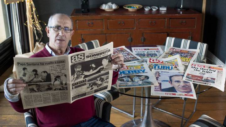 Javier Irureta posa para el Diario As con varios periódicos