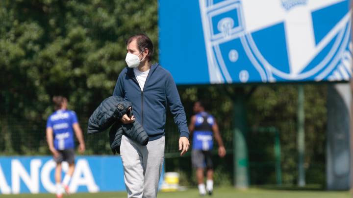 Richard Barral, asesor deportivo del club, durante el entrenamiento del Deportivo.