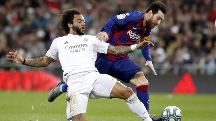 Marcelo y Messi pujan por un balón en El Clásico.