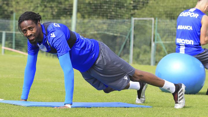Abdoulaye Ba, dudante un entrenamiento del Deportivo.