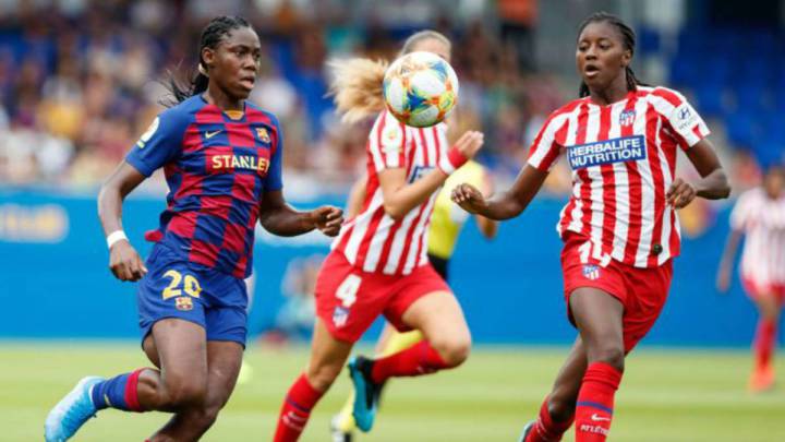 Jugadoras del Atlético y del Barça se disputan un balón en un Clásico.