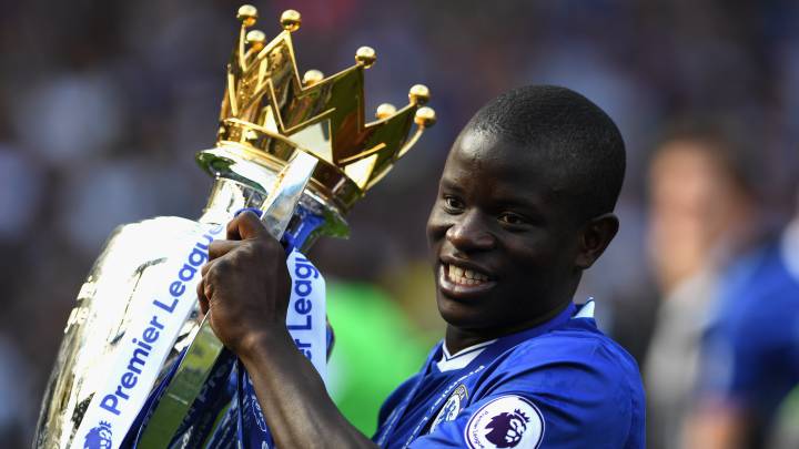El centrocampista francés del Chelsea, N'Golo Kanté, con el título de la Premier League.