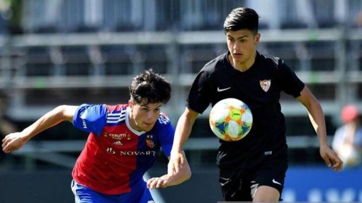 El Sevilla trata de blindar al delantero Diego Fernández Talaverón, de 18 años, al que siguen entre otros el Real Madrid, el Barcelona y el Ajax holandés.