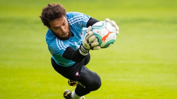 Sergio Álvarez realiza una estirada durante un entrenamiento en las instalaciones de A Madroa.