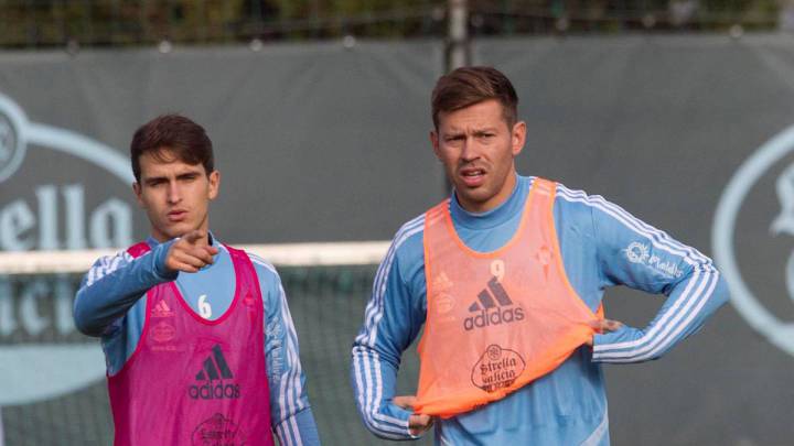 El ruso Fedor Smolov recibe una indicación de Denis Suárez durante un entrenamiento del Celta.