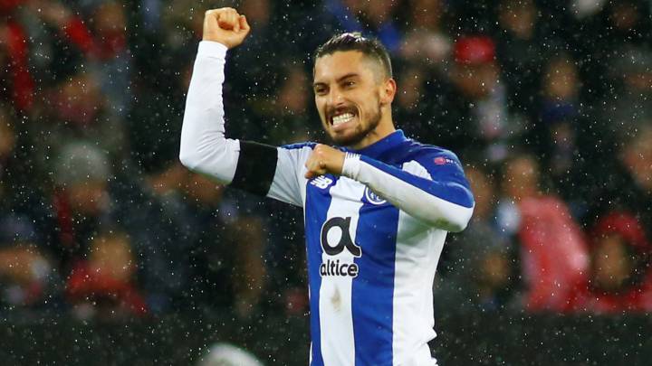 Alex Telles.