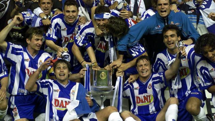 R.C.D. Espanyol, posan con la Copa del Rey, conseguida al derrotar en la final al Atletico de Madrid