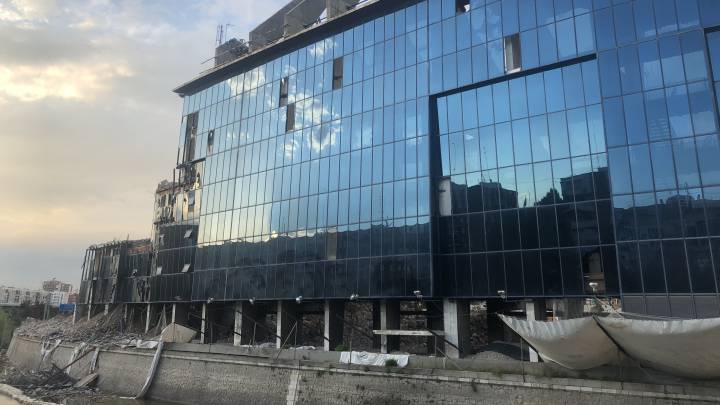 Imagen del estado actual de la demolición de la última grada del Calderón. Denuncian vertido de escombros en el río.