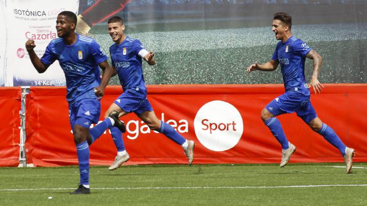Los jugadores del Real Oviedo Vetusta celebran un gol durante su partido ante el San Sebastián de los Reyes.