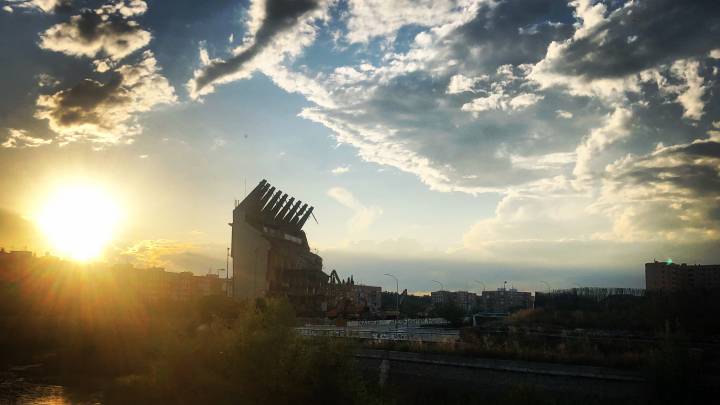 Aspecto actual del estado de las obras de demolición del Vicente Calderón, tres años después de su último partido.