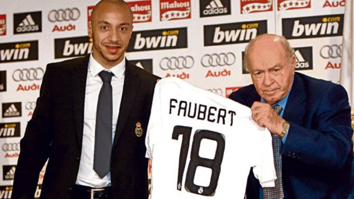 Julien Faubert, junto con Alfredo Di Stéfano, el día de su presentación como nuevo jugador madridista