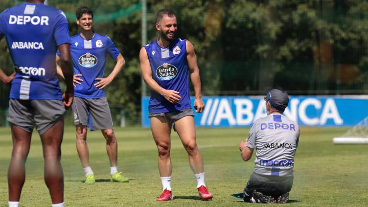 Fernando Vázquez bromea con Çolak en el entrenamiento y se pone a sus pies.
