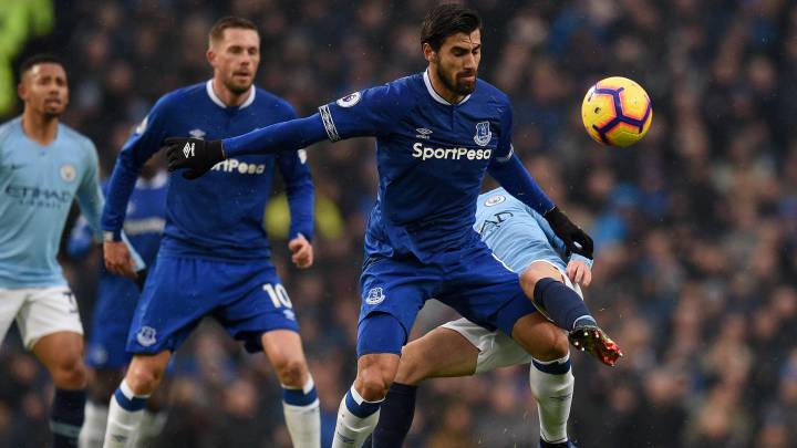 Manchester City's Portuguese midfielder Bernardo Silva (R) vies with Everton's Portuguese midfielder André Gomes (C) during the English Premier League football match between Manchester City and Everton at the Etihad Stadium in Manchester, north west England, on December 15, 2018. (Photo by Oli SCARFF / AFP) / RESTRICTED TO EDITORIAL USE. No use with unauthorized audio, video, data, fixture lists, club/league logos or 'live' services. Online in-match use limited to 120 images. An additional 40 images may be used in extra time. No video emulation. Social media in-match use limited to 120 images. An additional 40 images may be used in extra time. No use in betting publications, games or single club/league/player publications. /