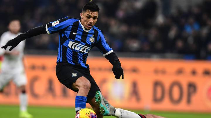 Inter Milan's Chilean forward Alexis Sanchez controls the ball during the Italian Cup (Coppa Italia) round of 16 football match Inter Milan vs Cagliari on January 14, 2020 at the San Siro stadium in Milan. (Photo by Miguel MEDINA / AFP)