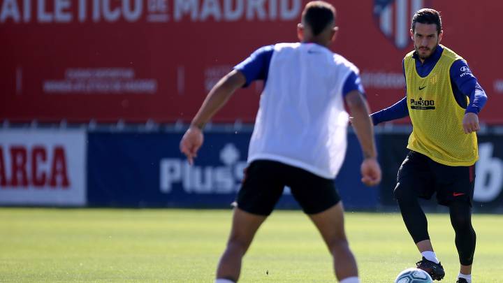 Koke dirige un balón en la sesión del Atlético esta mañana en el Cerro.