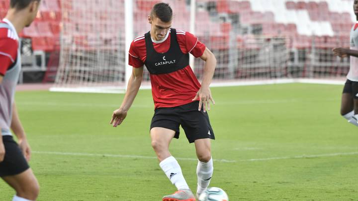 Maras, en un entrenamiento con el Almería.