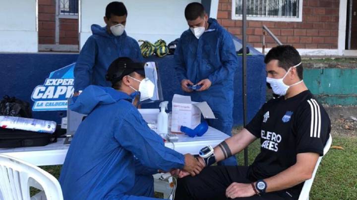 Cinco integrantes del Emelec han dado positivo por COVID-19, informaron este viernes fuentes del club, cuyo primer equipo reanudó este jueves los entrenamientos.