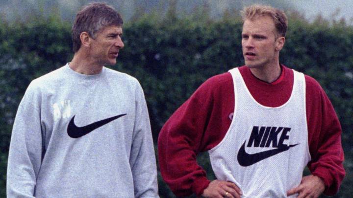 Bergkamp explica el bajón del Arsenal: "Wenger se puso a experimentar"