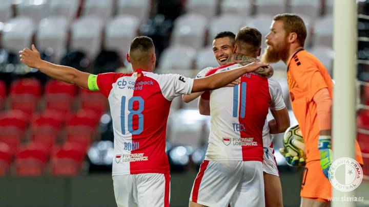 Los jugadores del Slavia celebran un gol