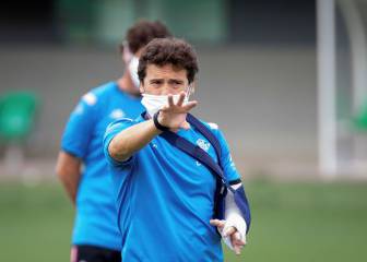 Rubi dirige a su equipo con el
brazo izquierdo en cabestrillo