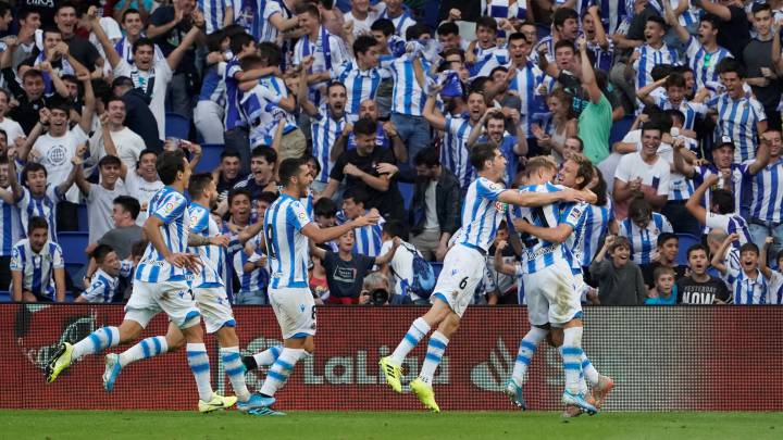 Los jugadores de la Real celebran un gol en el Reale Arena