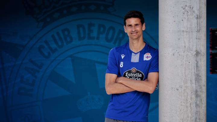 Vicente Gómez posa en Abegondo con el Deportivo