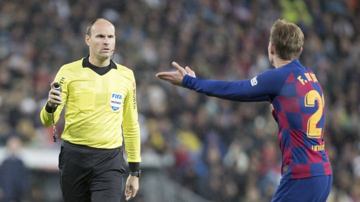 Entran en vigor las nuevas reglas del fútbol: manos, VAR...