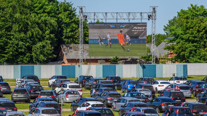 Nuevas maneras de ver el fútbol: hinchas del Midtjylland se reunen en un autocine junto al estadio