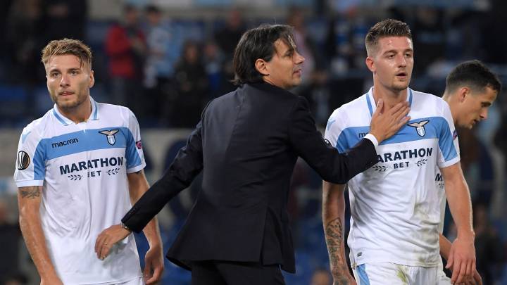 Lazio's Italian coach Simone Inzaghi (C) congratulates Lazio's Serbian midfielder Sergej Milinkovic-Savic (R) and Lazio's Italian forward Ciro Immobile (L) at the end of the UEFA Europa League group H football match Lazio Rome vs Marseille on November 8, 2018 at the Olympic stadium in Rome. (Photo by Tiziana FABI / AFP)