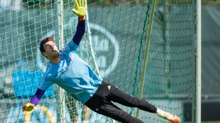 Iván Villar realiza una estirada bajo los palos durante un entrenamiento del Celta en A Madroa.