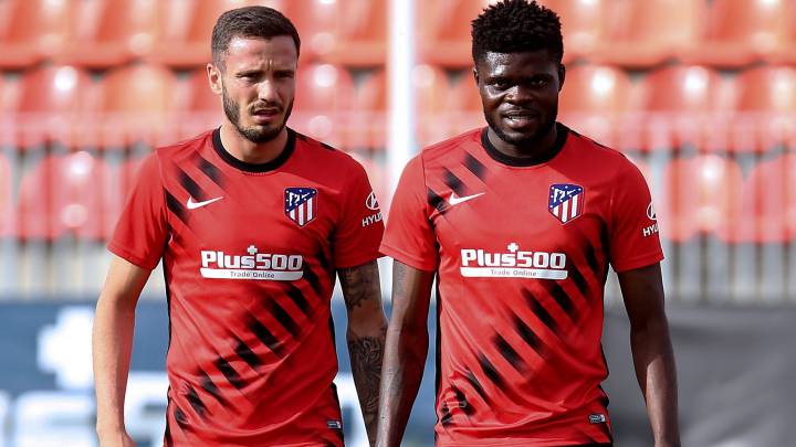Saúl y Thomas, vigilado por el PSG, la sesión del Atlético esta mañana.