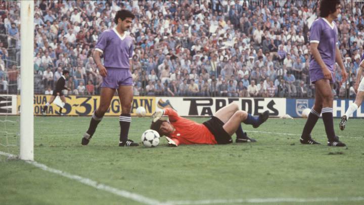 Agustín, en un lance de la final de Copa que enfrentó al Madrid y al Castilla en 1980.