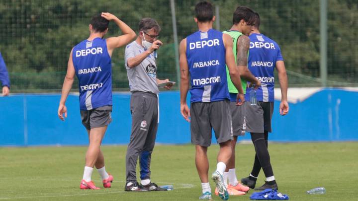 Fernando Vázquez dando indicaciones en un entrenamiento del Deportivo