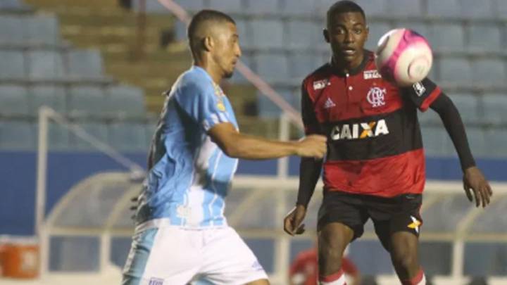 El defensor zurdo de 19 años, que pertenece a Flamengo, ha despertado el interés de estos dos clubes de La Liga y también del Benfica.