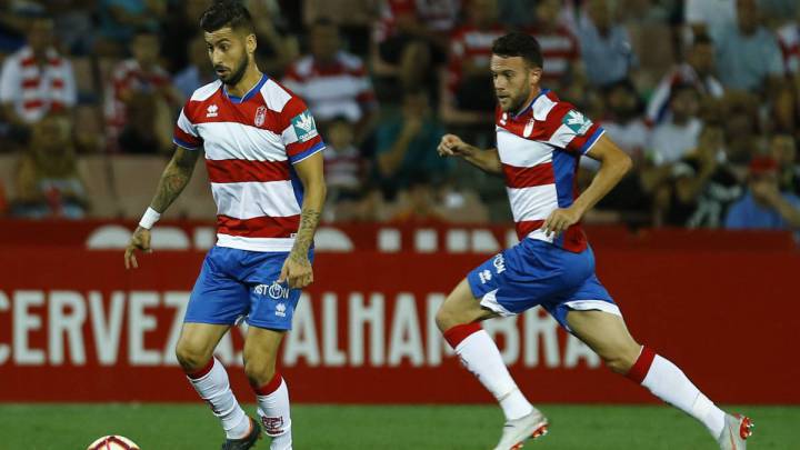 Vadillo conduce el balón durante un partido con el Granada