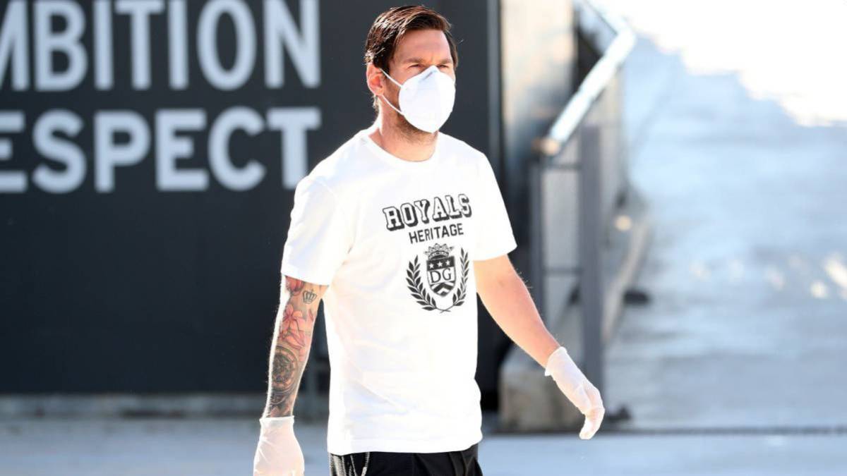 Concern at Barcelona as Messi trains alone