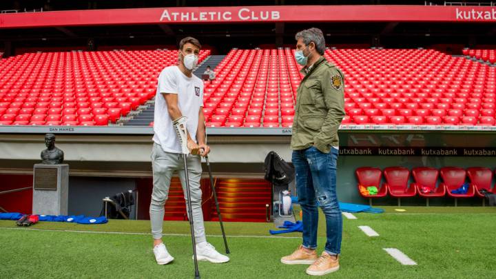 Aduriz, con el alta, apoya a sus compañeros en San Mamés
