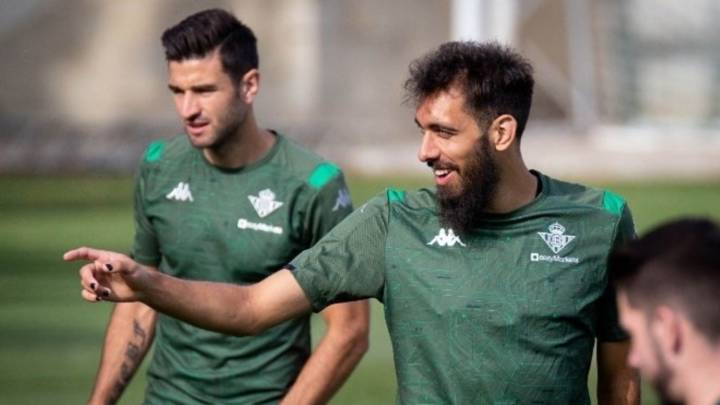 El delantero del Betis Borja Iglesias se pintó las uñas de negro contra el racismo y la homofobia. Y además, el compostelano admite que le gustan.
