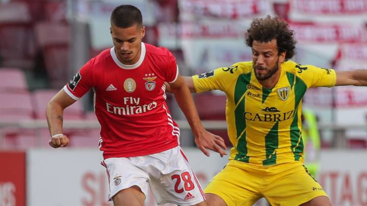 Julian Weigl resultó herido en el apedreamiento que recibió el autobús del Benfica esta pasada madrugada.