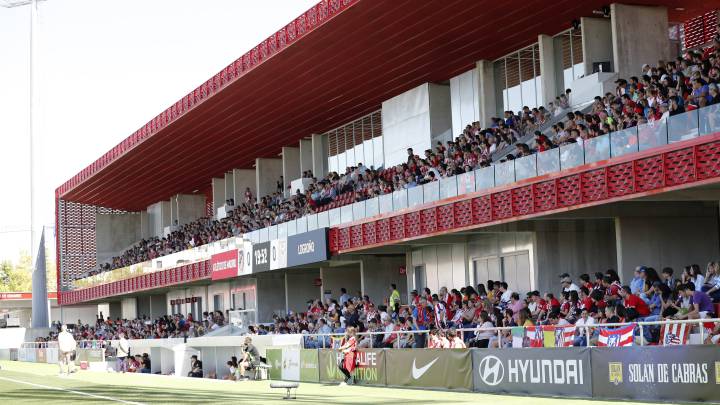 Grada de la ciudad deportiva de Alcalá en el Atlético Femenino-Logronés. Aramark se queda con su restauración.