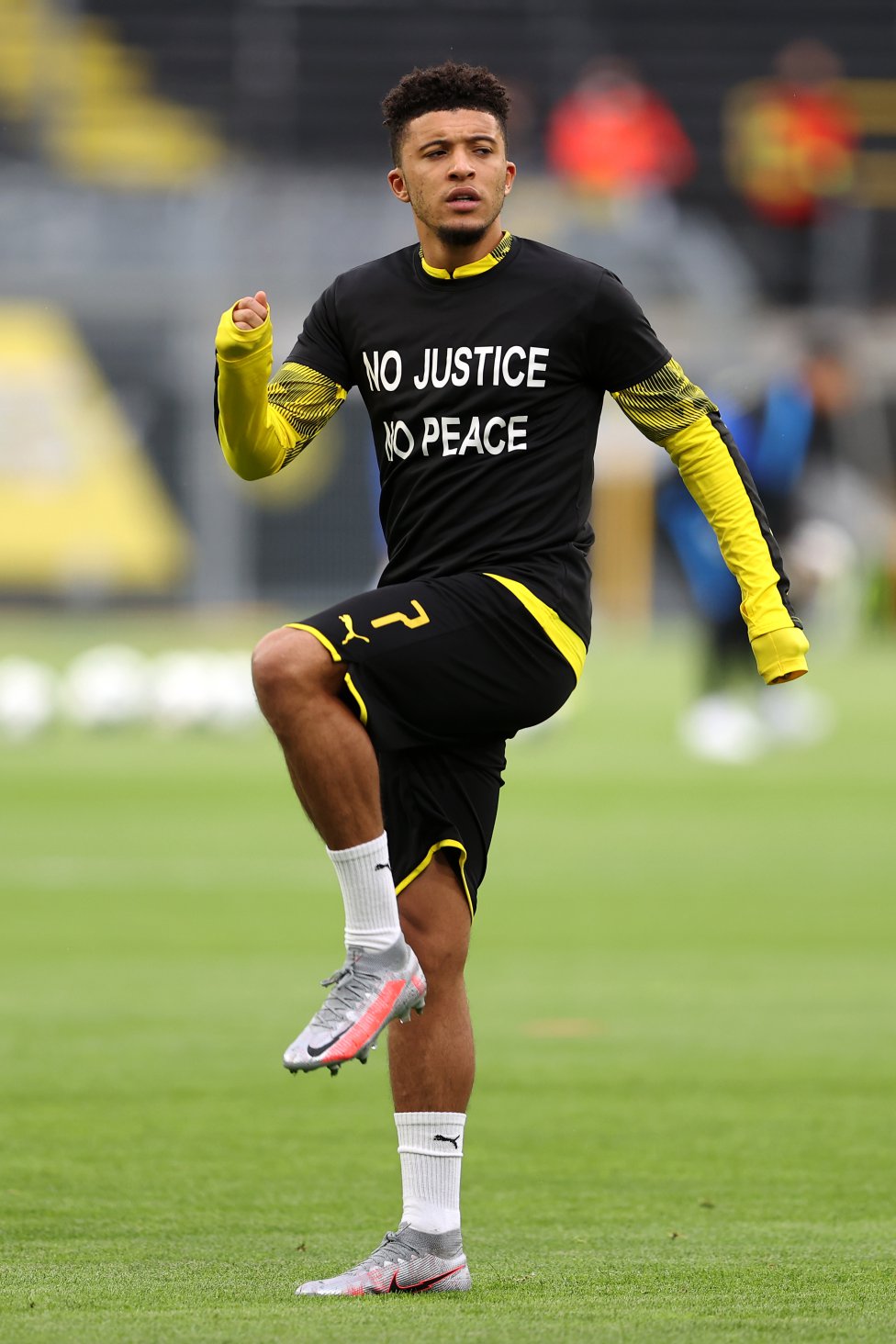 Los jugadores del Borussia Dortmund calentaron con camisetas con mensajes contra el racismo antes de su partido contra el Hertha. 
