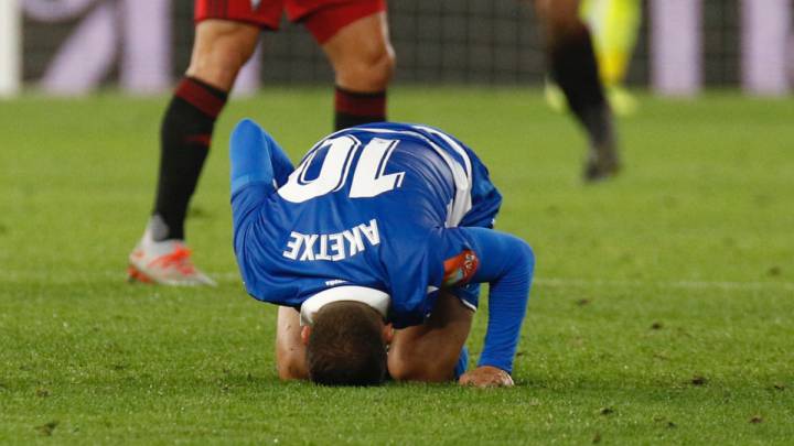 Aketxe dolorido en un partido con el Deportivo