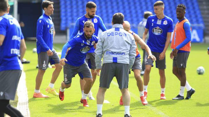 Emre Çolak, durante el primer entrenamiento del Deportivo en Riazor.